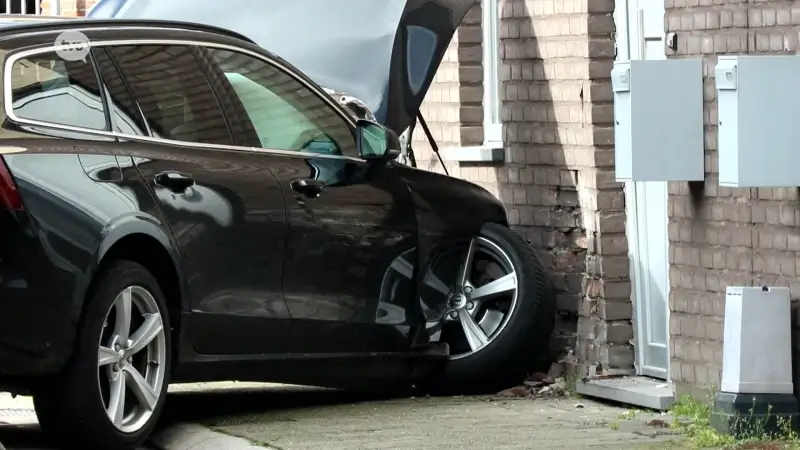 Politiewagen in gevel na achtervolging in Lokeren, een verdachte gevat
