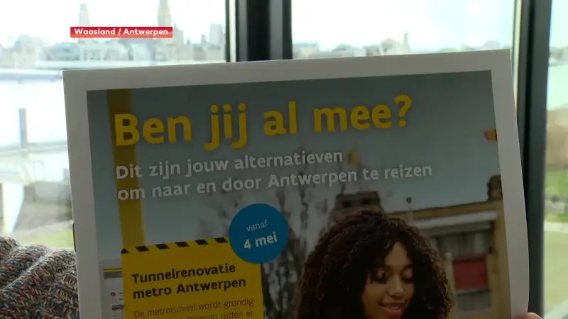 Pendelaars informeren zich over de hinder en de alternatieven wanneer premetro sluit