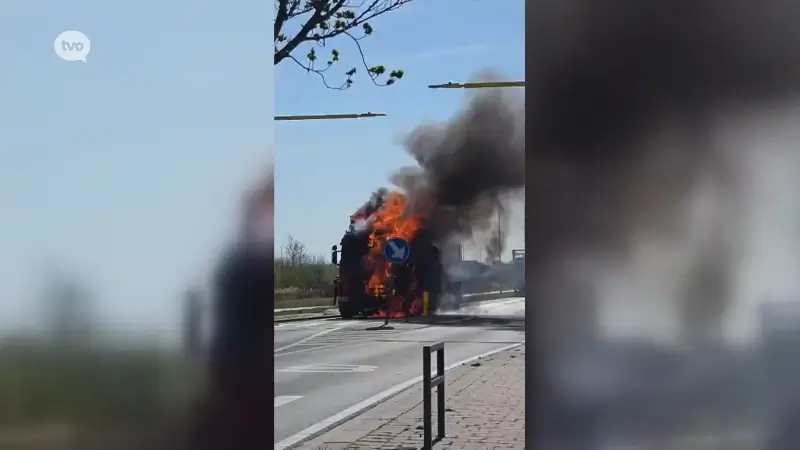 Trekker van vrachtwagen brandt uit in Verrebroek nadat motor ontploft