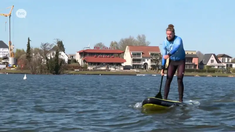 Ultrasporter Matthieu Bonne supt Donkmeer over om aandacht te vragen voor water