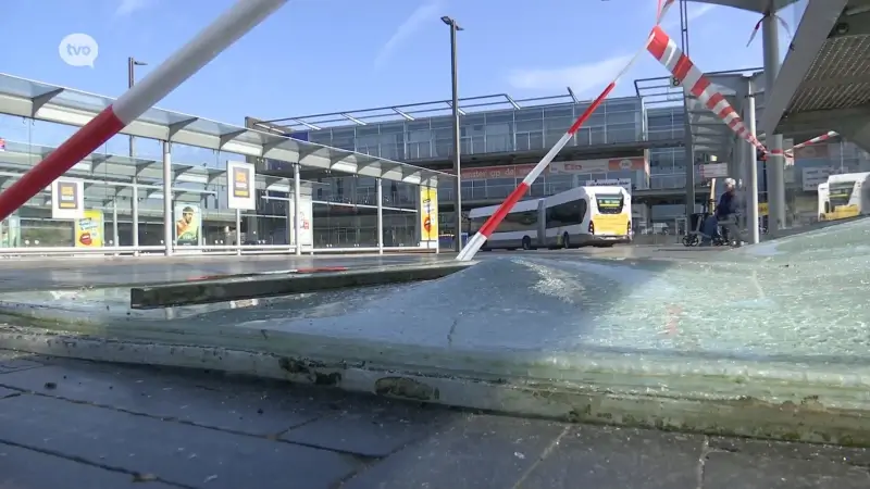 Twee mensen raken lichtgewond nadat Lijnbus tegen bushokje rijdt in Sint-Niklaas