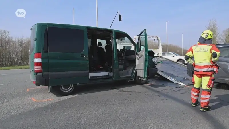 Gedetineerdentransport botst met auto op N41 in Dendermonde