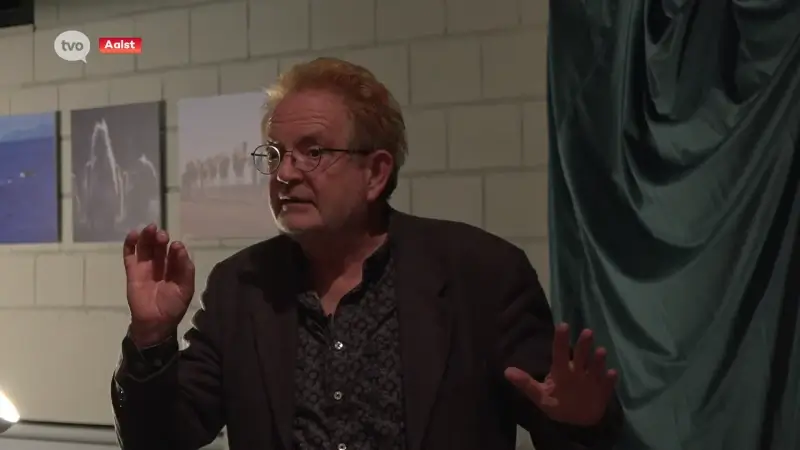 Luckas Vander Taelen test voorstelling uit met try-out in woonkamer in Aalst: "Het Aalsters is mijn eerste taal"