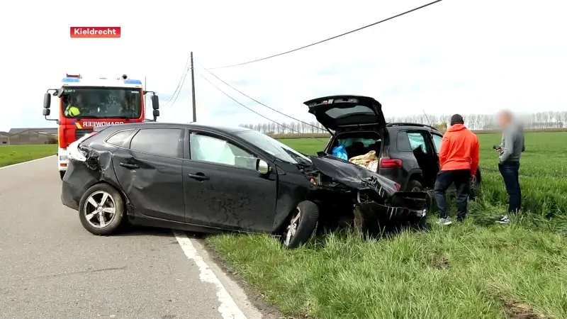 Bestuurder gewond na stevige botsing tussen twee wagens in Kieldrecht