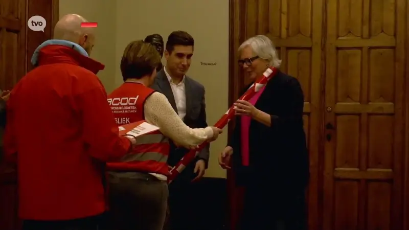 Vakbond overhandigt "dikke buis" aan stadsbestuur Dendermonde