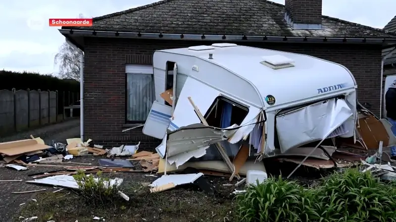 Man rijdt over vier voortuinen en knalt tegen caravan in Schoonaarde: "Het is een ware ravage"
