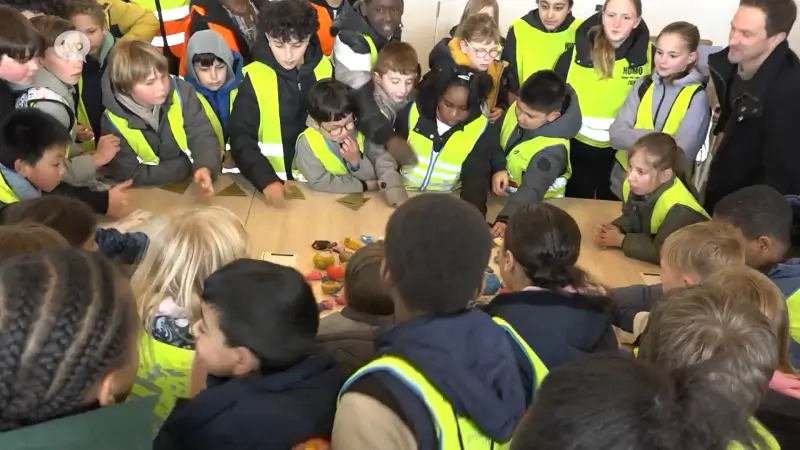 Leerlingen BUBAO De Meiroos in Wetteren trekken met stenen naar gemeentehuis: "Een kei voor autisme én inclusie"