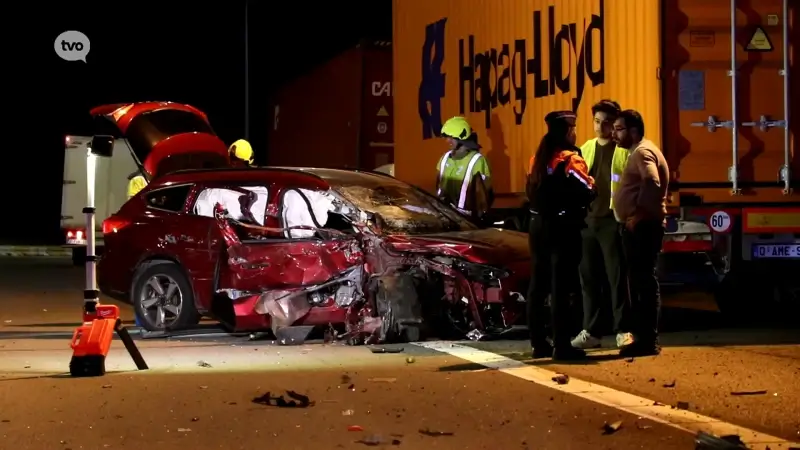 Hoofdafbeelding voor artikel Bestuurder belandt tegen drie…