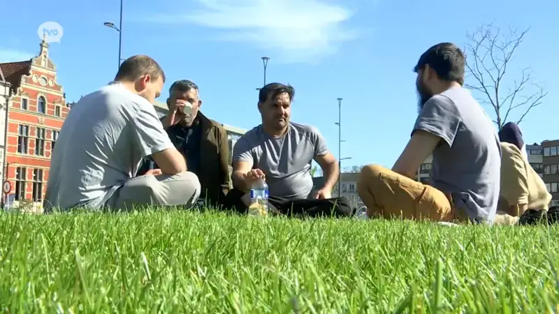 Grasmatten op Grote Markt in Sint-Niklaas zijn populair nu zon schijnt