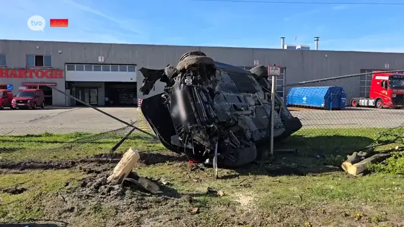 Bestuurder gaat over de kop in Zele