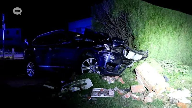 Zwaar ongeval in Zele: wagen belandt in voortuin en op muurtje