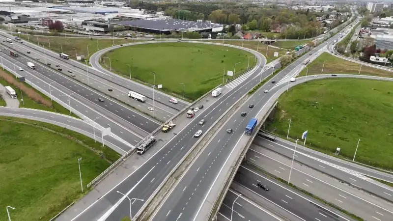 Stad en wegbeheerder onderzoeken veiligheid van klaverblad aan E17 in Sint-Niklaas