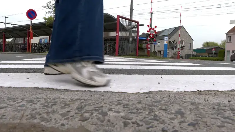 Inwoners glijden uit over spekglad zebrapad in Nieuwkerken, stadsdiensten nemen maatregelen