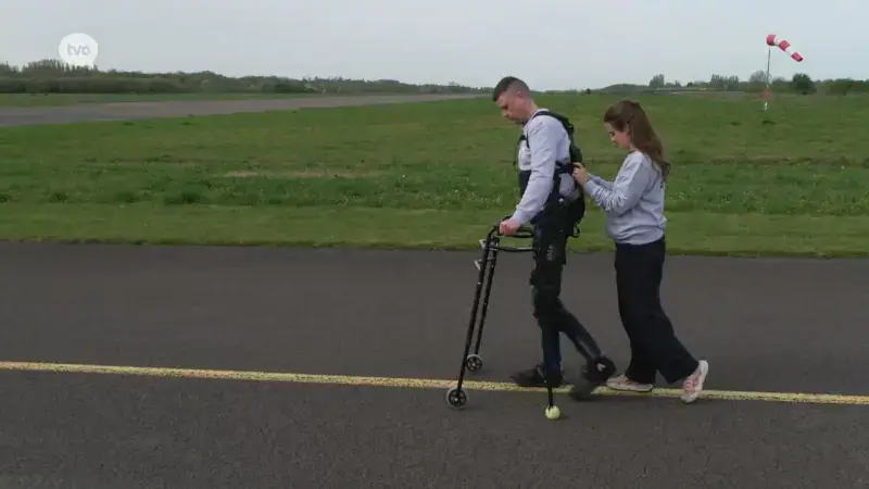 Verlamde ex-militair vestigt Belgisch record: 5 kilometer wandelen met een staprobot