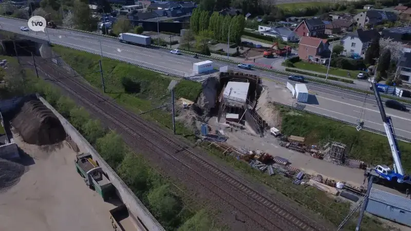 Werken aan fietstunnel onder viaduct van N70 halfweg