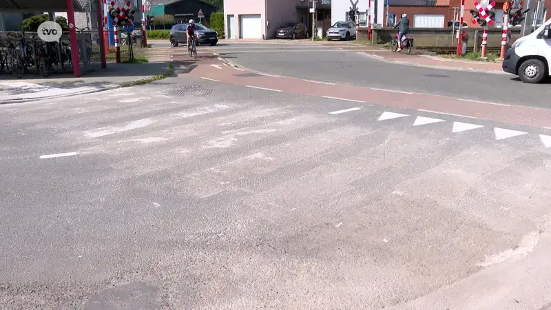 Sint-Niklaas haalt gloednieuw zebrapad in deelgemeente Nieuwkerken weg na valpartijen door extreme gladheid