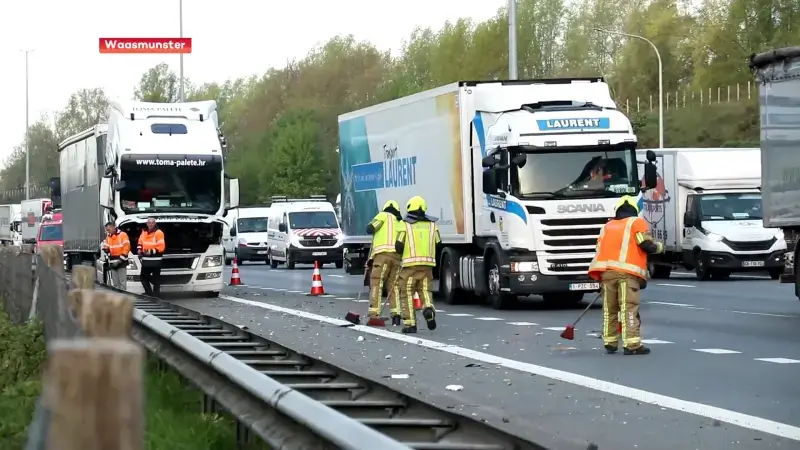 Ongeval met twee vrachtwagens die lading verliezen op E17 in Waasmunster