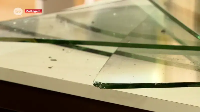Vitrine aan diggelen in Zottegemse stationsbuurt na uit de hand gelopen discussie tussen jongeren