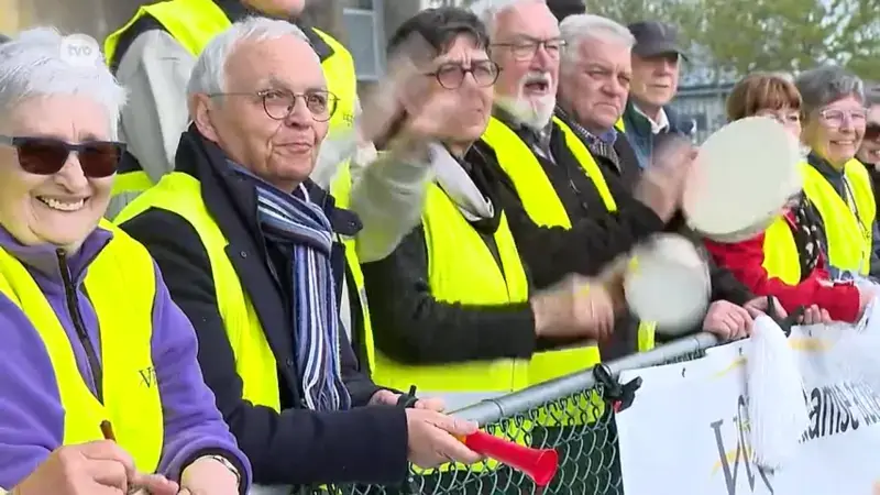 Vlaamse actieve senioren supporteren voor de U17 van KFC Vrasene om de generatiekloof te verkleinen: "We voelden de goede vibe"