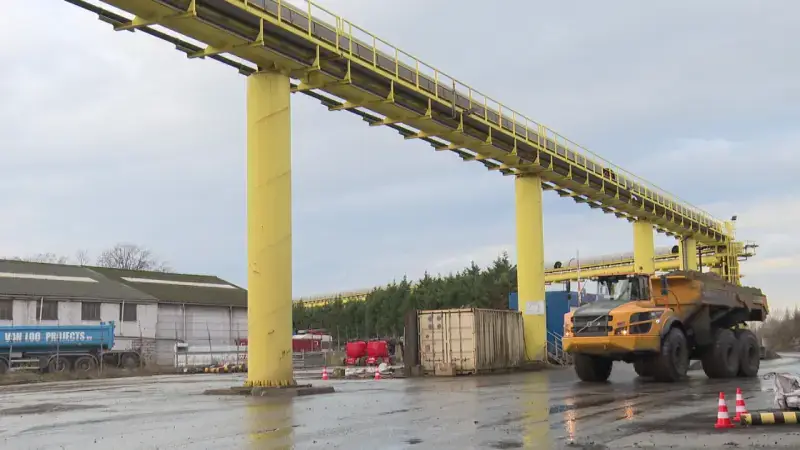 Iconische gele transportbanden van Argex boven de N419 in Kruibeke zijn weg