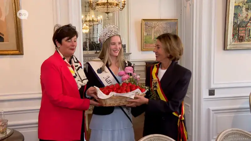 Hoofdafbeelding voor artikel Gouverneur ontvangt primeuraardbeien…