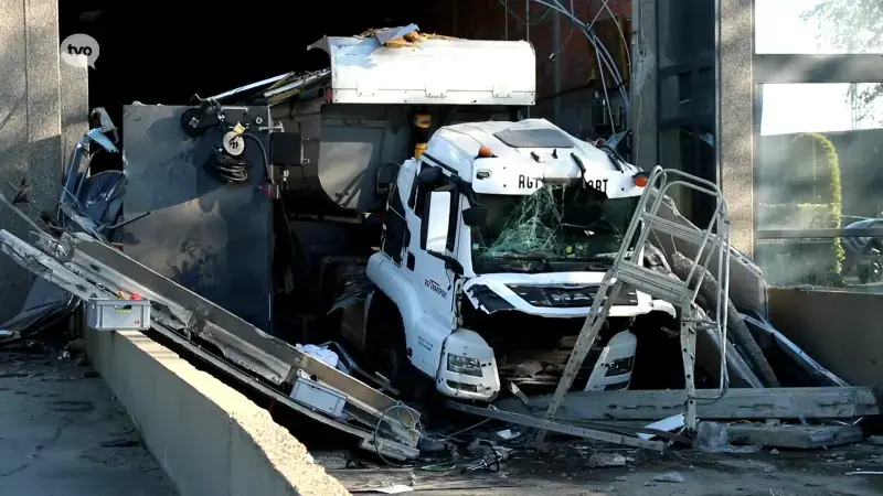 Vrachtwagen ramt muur van bedrijf en richt enorme ravage aan in Hamme