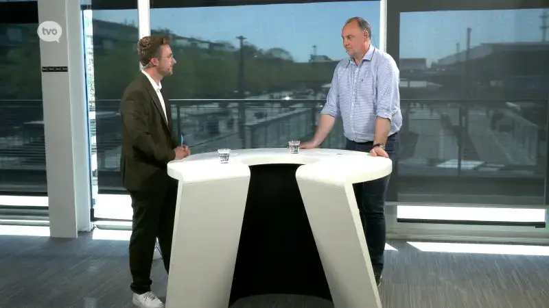 Voetbalanalist Bart Van den Eede in gesprek over onze streekploegen in de studio met Jaron Sertin