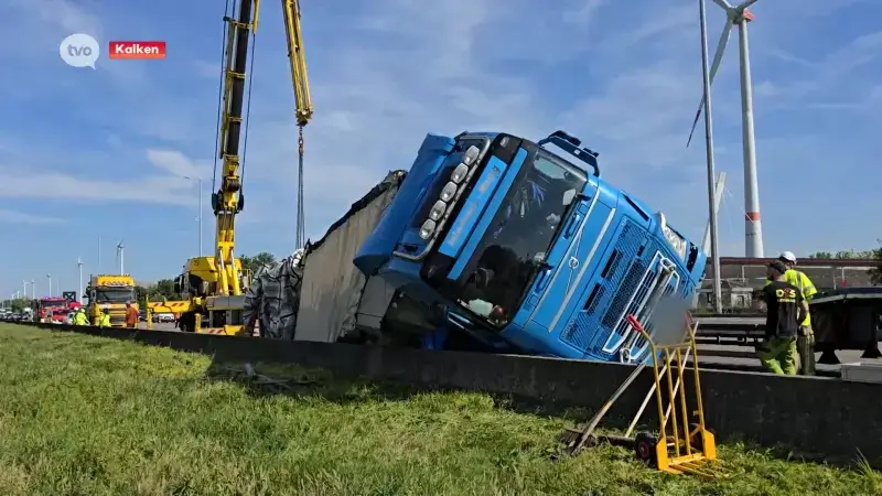 Vrachtwagen geladen met deuren gekanteld op E17 in Kalken