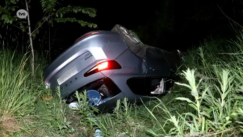 Man gewond in Bazel nadat hij bocht mist, tegen boom knalt en op dak in beek belandt