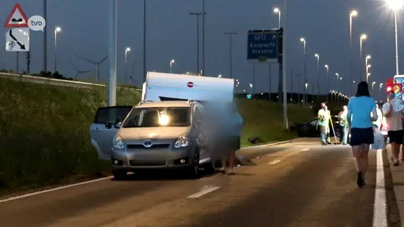 Hoofdafbeelding voor artikel Auto botst met caravan in…