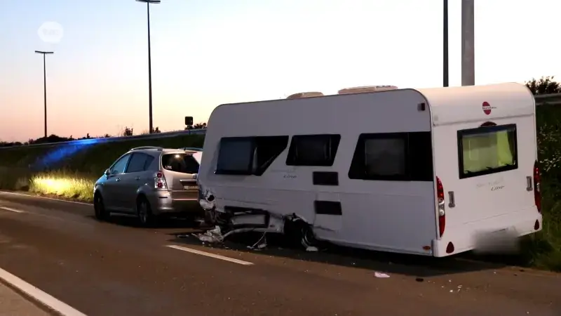 Hoofdafbeelding voor artikel Auto botst met caravan in…