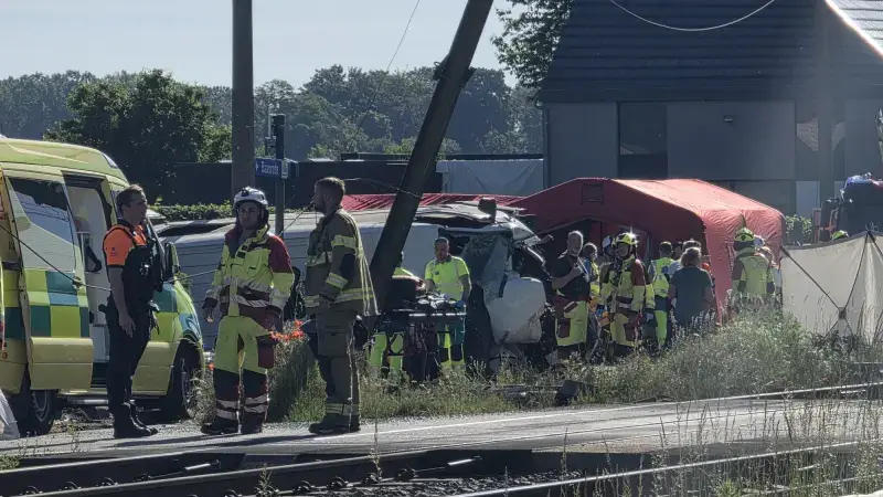 Trein rijdt op busje voor schoolvervoer aan overweg in Buggenhout