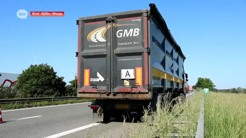 Auto rijdt in op traag rijdende vrachtwagen op E34 in Sint-Gillis-Waas