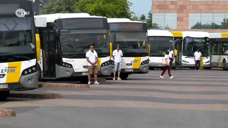 Overal in Vlaanderen leggen buschauffeurs motors stil ter nagedachtenis van slachtoffers busdrama Buggenhout
