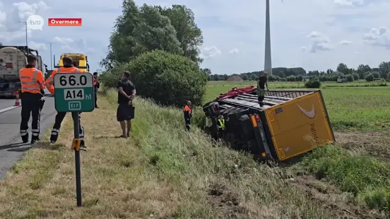 Vrachtwagen belandt in gracht naast E17 in Overmere