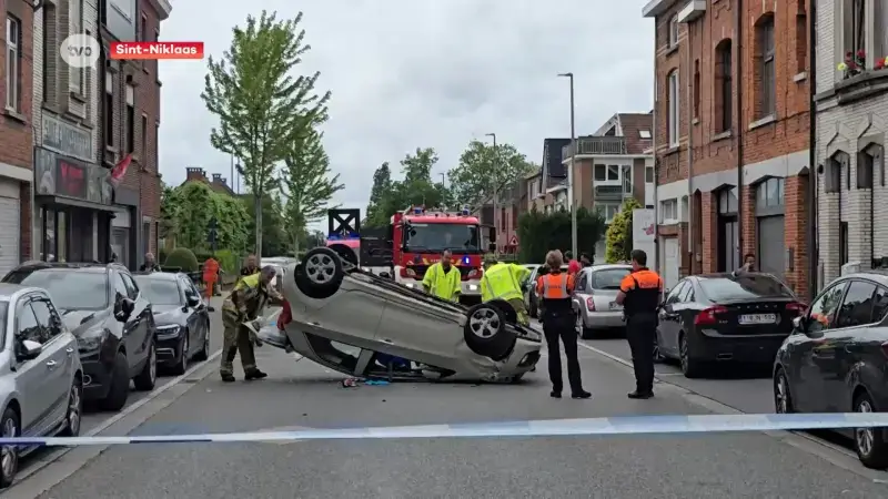Wagen belandt op dak in Sint-Niklaas, bestuurder naar ziekenhuis