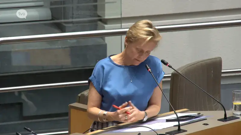 Vlaams minister De Ridder pleit voor een beter klachtenmanagement: "Iedere klacht moet behandeld worden, en busbedrijven zullen daarover moeten rapporteren"