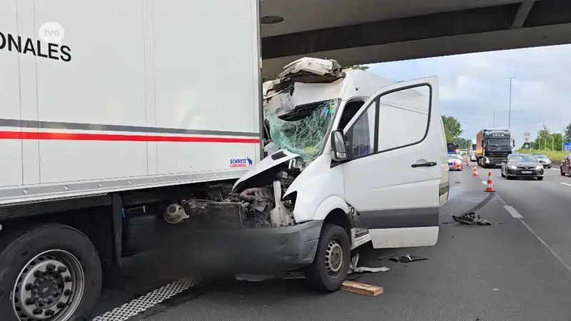 Hoofdafbeelding voor artikel Bestuurder bestelwagen kruipt…