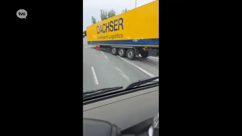 Heel wat verkeershinder op N16 in Temse nadat vrachtwagen oplegger verliest
