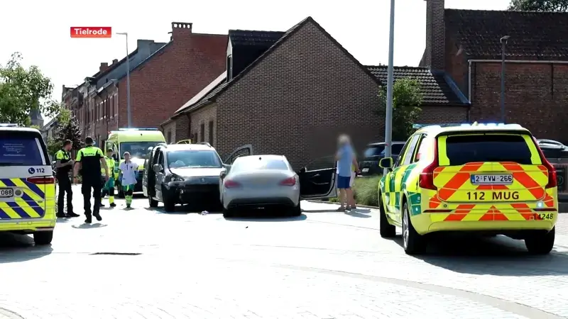 Bestuurster richt ravage aan in Tielrode en raakt gewond