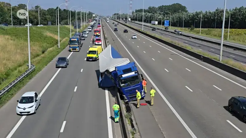 Vrachtwagen kantelt door klapband op E17 en verliest lading plastic korrels
