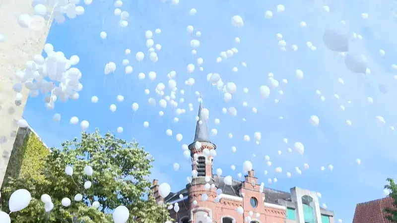 Duizenden witte ballonnen zweven boven dorpscentrum Buggenhout: "Voelt nog even bedroefd als in het begin"
