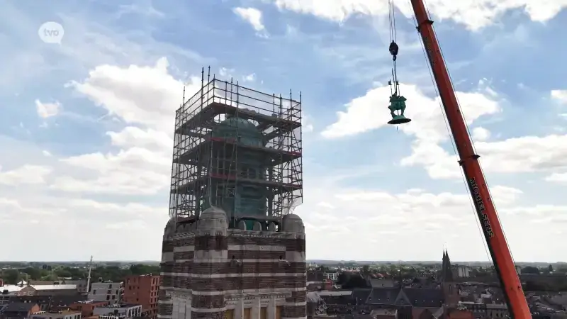 Ros Beiaard-beeld terug op de top van het gerechtsgebouw van Dendermonde, na restauratie