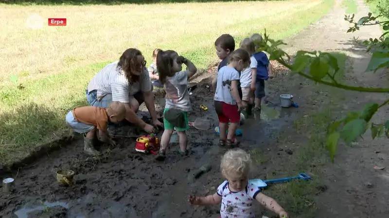 Peuters van De Eeuwige Eik in Erpe-Mere nemen een modderbad: "Een traditie, goed voor het immuunsysteem"