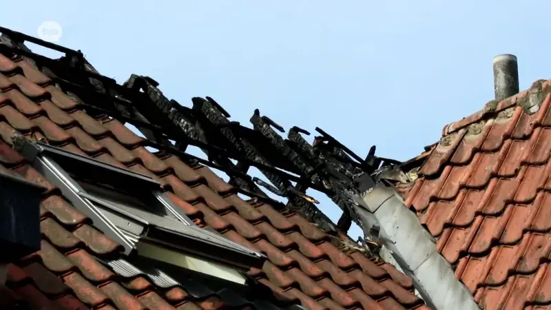 Hoofdafbeelding voor artikel Zware brand vernielt dak van…