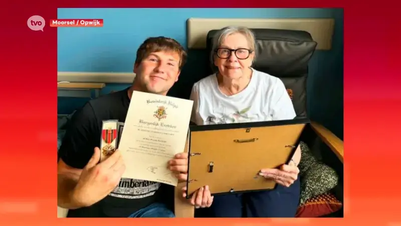 Ricardo (33) krijgt medaille van Koning Filip nadat hij bejaarde vrouw redde uit brand: "Ik ga nog vaak bij haar langs"