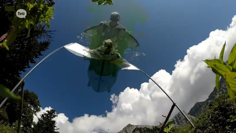 Hoofdafbeelding voor artikel Sven stort zich met zijn wingsuit…