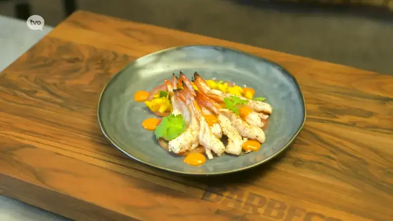 BBQ Tip 6: " Gevlinderde scampis met een fris slaatje van tomaat en mango"