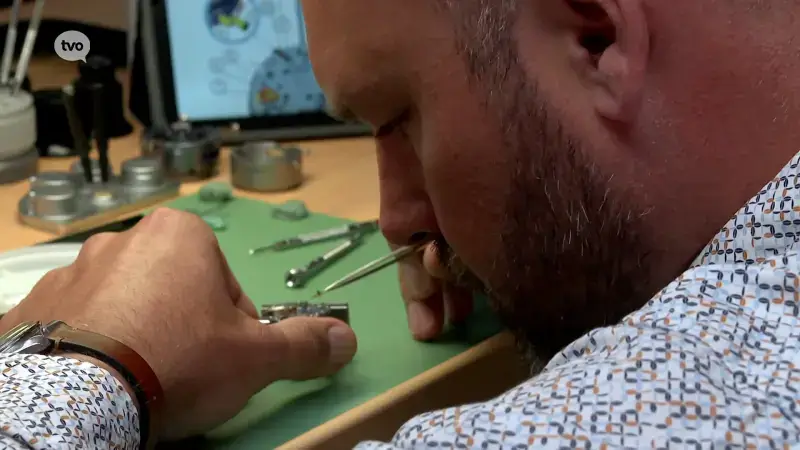 Uurwerkmaker Yves uit Beveren wil mensen warm maken voor zijn beroep: "Ik breng iedere dag weer iets tot leven"