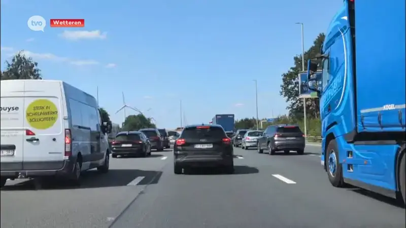 Hoofdafbeelding voor artikel Aanschuiven op E40 na kettingbotsing…